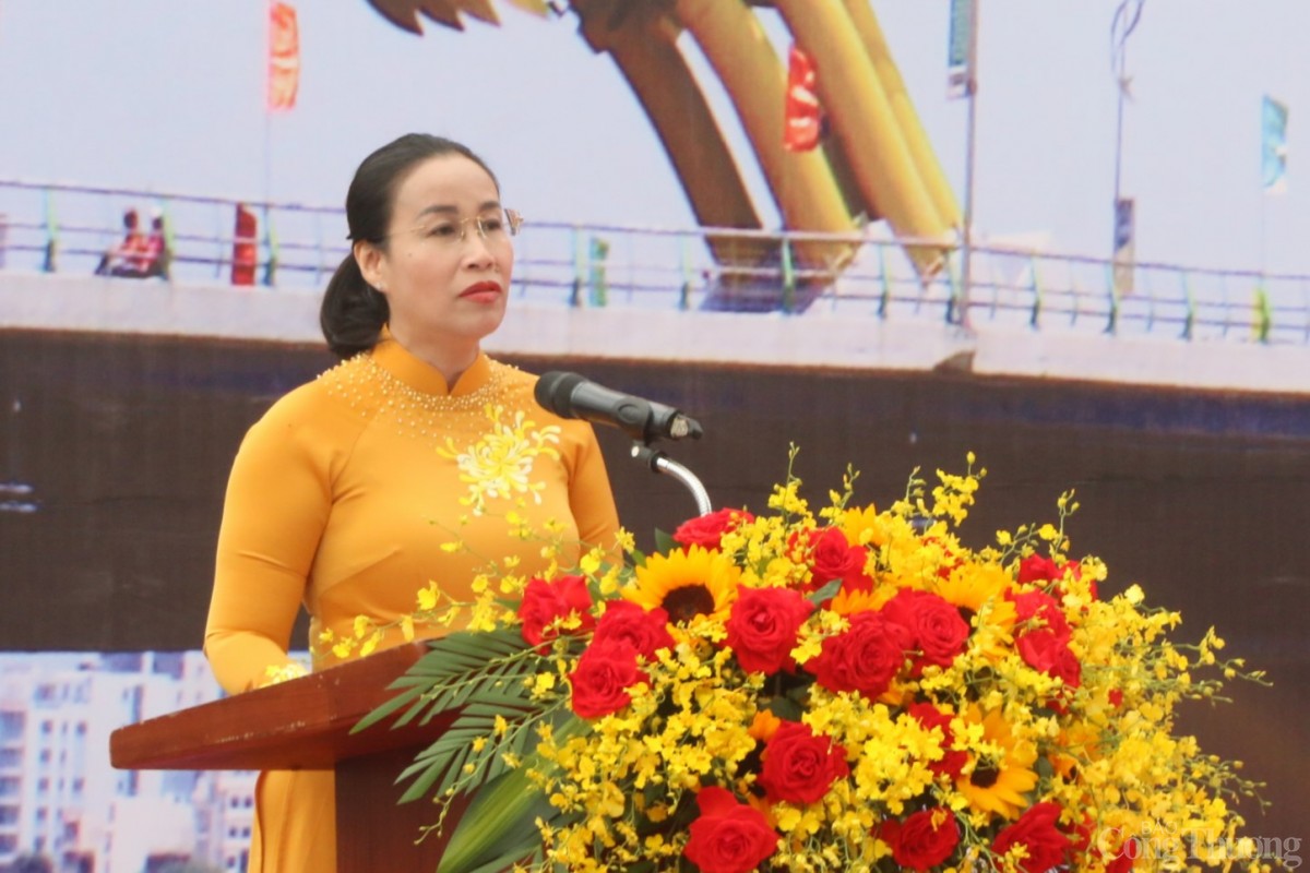 Bà Nguyễn Thị Anh Thi - Phó Chủ tịch UBND TP. Đà Nẵng phát biểu khai mạc giải đua thuyền truyền thống Đà Nẵng 2025