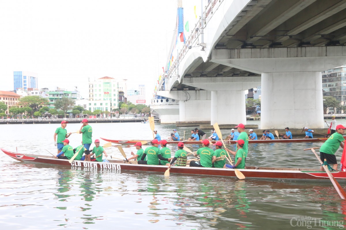 Các tay đua khẩn trương chuẩn bị, kiểm tra thuyền và đội hình trước giờ xuất phát