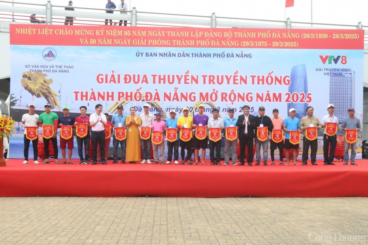 Ban tổ chức trao cờ lưu niệm cho các đội đua