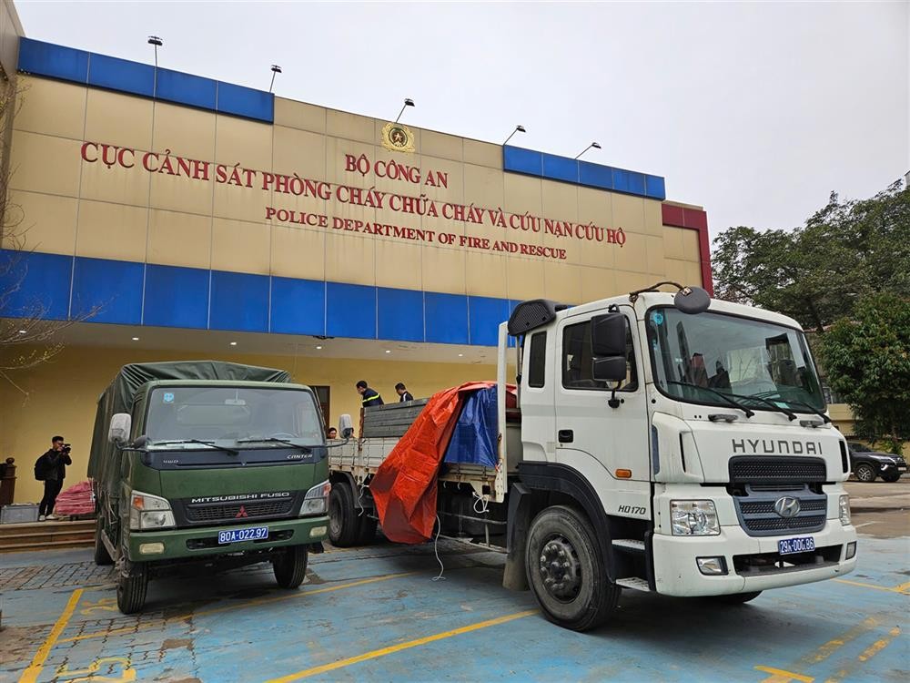 Xe chở nhu yếu phẩm và thiết bị y tế tại Ảnh: xaydungchinhsach.chinhphu.vn