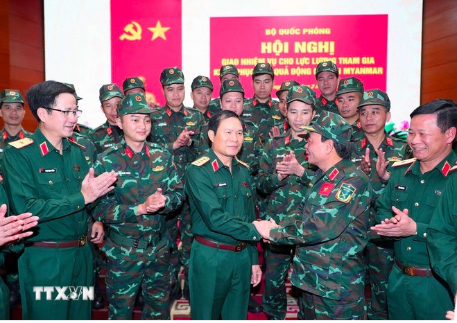 Đại tướng Nguyễn Tân Cương, Tổng Tham mưu trưởng, Thứ trưởng Bộ Quốc phòng động viên lực lượng cứu trợ trước giờ lên đường sang Myanmar ngay trong chiều ngày 30/3. (Ảnh: Trọng Đức/TTXVN) Đại tướng Nguyễn Tân Cương, Tổng Tham mưu trưởng, Thứ trưởng Bộ Quốc phòng động viên lực lượng cứu trợ trước giờ lên đường sang Myanmar ngay trong chiều ngày 30/3. (Ảnh: Trọng Đức/TTXVN)