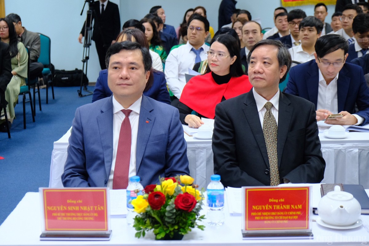 Đến dụ và chỉ đạo đại hội có đồng chí