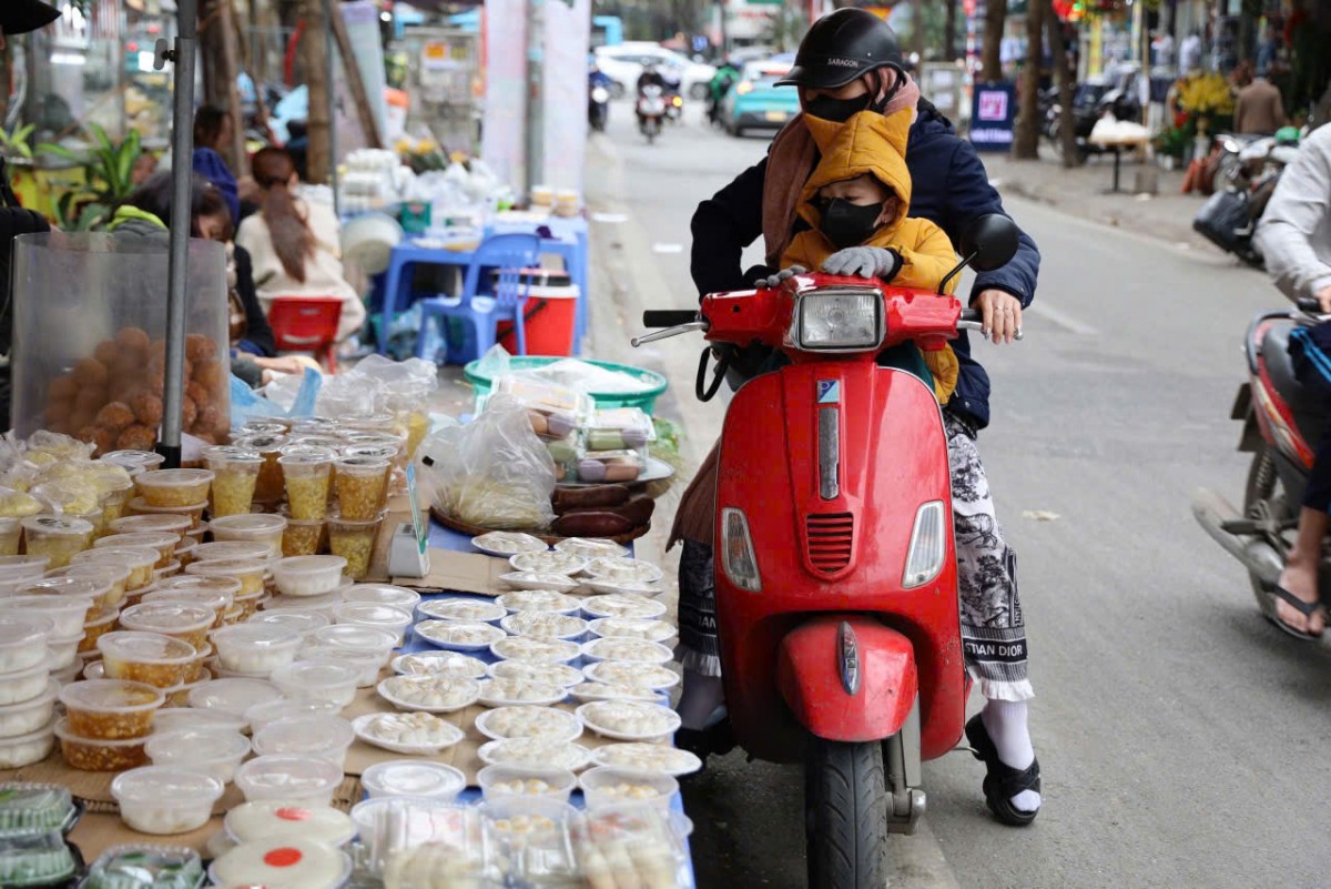 Khách hàng ghé mua bánh trôi, bánh chay tại chợ Nghĩa Tân (Cầu Giấy, Hà Nội). Ảnh: Lê Vân. Khách hàng ghé mua bánh trôi, bánh chay tại chợ Nghĩa Tân (Cầu Giấy, Hà Nội). Ảnh: Lê Vân.