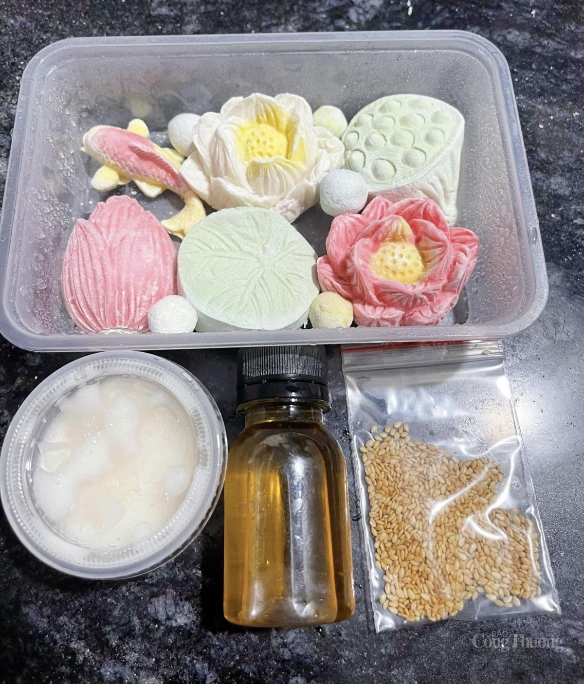 Một set bánh trôi bánh chay tạo hình hồ sen với đầy đủ nước đường, vừng rang, dừa nạo đi kèm. Ảnh: Nguyễn Thanh Một set bánh trôi bánh chay tạo hình hồ sen với đầy đủ nước đường, vừng rang, dừa nạo đi kèm. Ảnh: Nguyễn Thanh