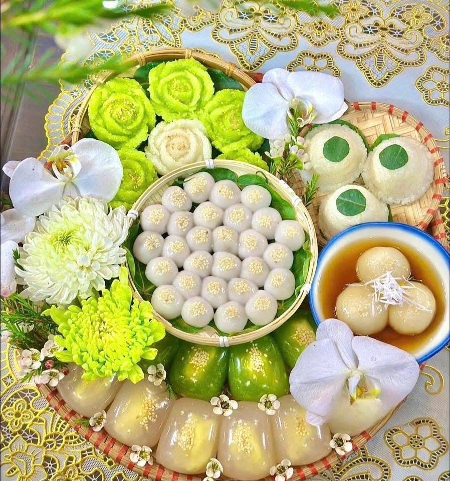 Mâm lễ ngoài bánh trôi bánh chay truyền thống sẽ có thêm bánh xu xê, xôi cốm... được bán với giá từ 400.000 đồng Mâm lễ ngoài bánh trôi bánh chay truyền thống sẽ có thêm bánh xu xê, xôi cốm... được bán với giá từ 400.000 đồng