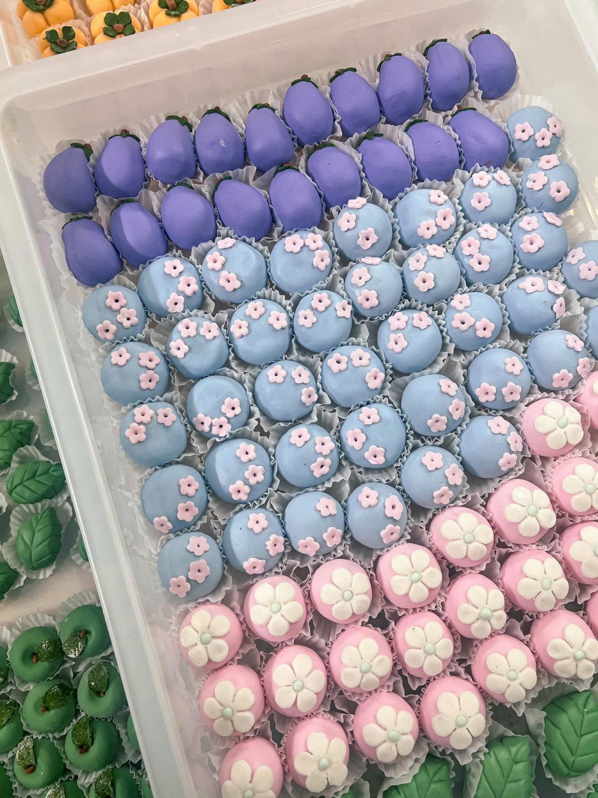 Bánh trôi được tạo hình và màu sắc bắt mắt, người mua chỉ cần mang về luộc là có đĩa bánh lễ Tết Hàn thực đẹp mắt. Ảnh chụp màn hình Bánh trôi được tạo hình và màu sắc bắt mắt, người mua chỉ cần mang về luộc là có đĩa bánh lễ Tết Hàn thực đẹp mắt. Ảnh chụp màn hình