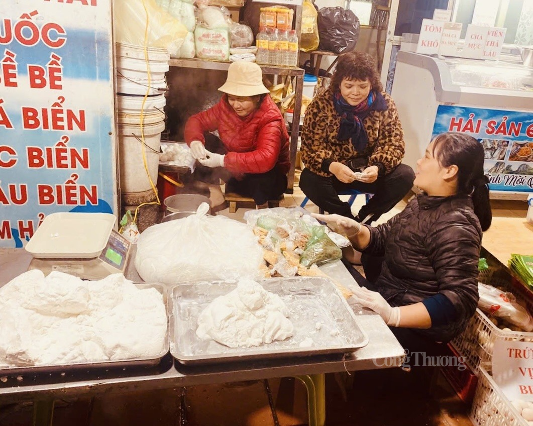 Cô Hồng Anh đang thoăn thoắt nặn bánh để kịp trả đơn cho khách hàng. Ảnh: Nguyễn Thanh Cô Hồng Anh đang thoăn thoắt nặn bánh để kịp trả đơn cho khách hàng. Ảnh: Nguyễn Thanh