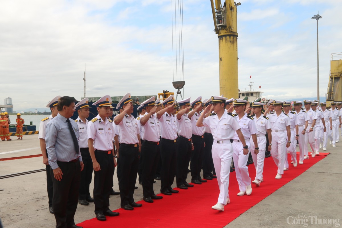 Thủy thủ đoàn  của tàu huấn luyện tại cảng Tiên Sa