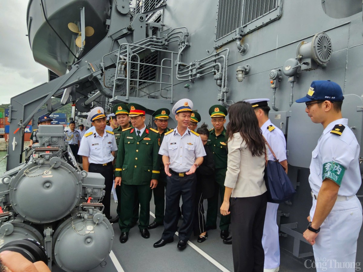 Sĩ quan Lực lượng Tự vệ trên biển Nhật Bản giới thiệu hệ thống ngư lôi 