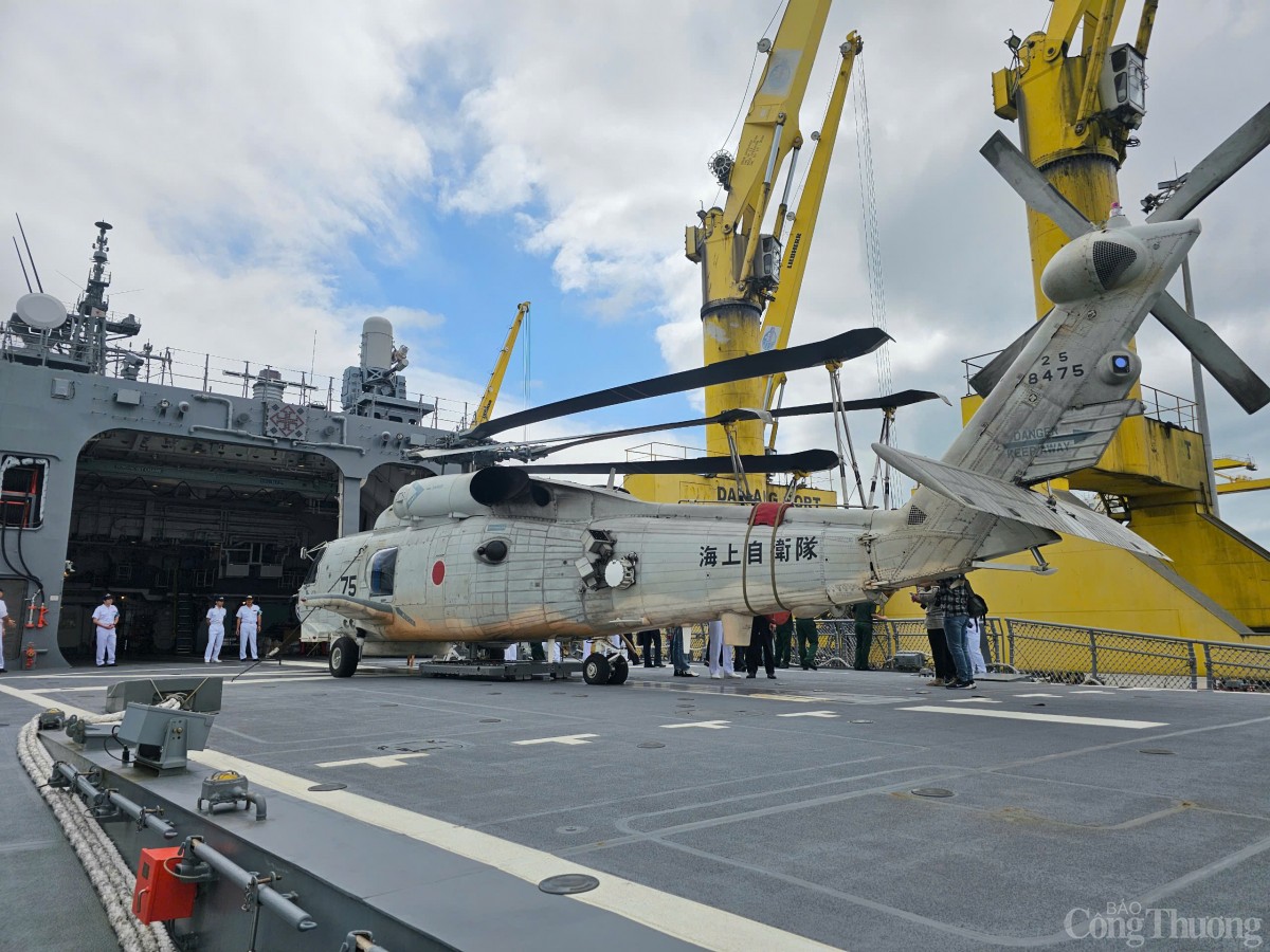 Trực thăng SH-60K của Lực lượng Tự vệ trên biển Nhật Bản trên boong tàu huấn luyện Suzunami