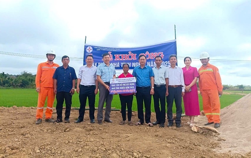 undefined Trao kinh phí hỗ trợ xây dựng nhà tình nghĩa cho gia đình bà H Mai, buôn K62, xã Đắk Drô, huyện Krông Nô (Ảnh: PC Đắk Nông)