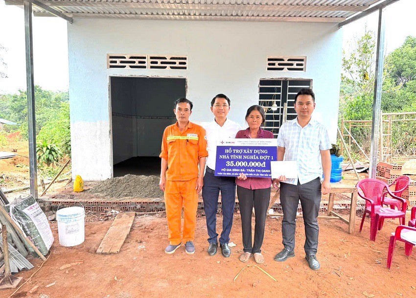 undefined Trao kinh phí hỗ trợ xây dựng nhà tình nghĩa cho gia đình hộ bà Trần Thị Oanh, thôn Tân Bình, xã Đắk Ru, huyện Đắk Rlấp. (Ảnh: PC Đắk Nông)