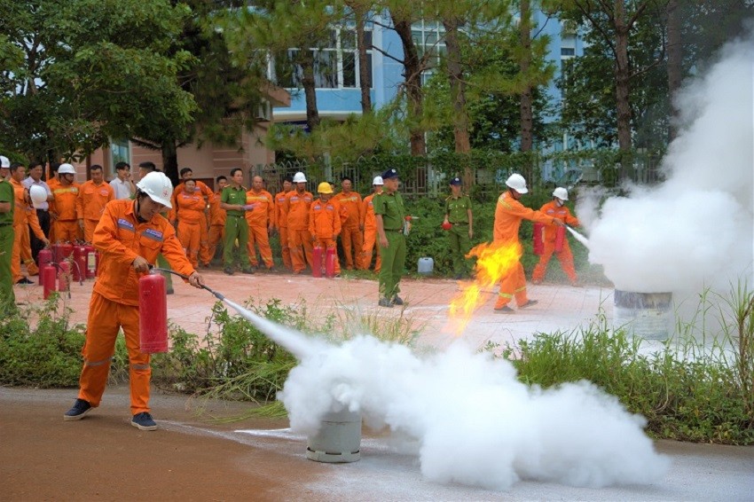 PC Đắk Nông luôn coi trọng công tác diễn tập huấn luyện kỹ năng, kiến thức PCCC cho CBCNV (Ảnh: PC Đắk Nông) PC Đắk Nông luôn coi trọng công tác diễn tập huấn luyện kỹ năng, kiến thức PCCC cho CBCNV (Ảnh: PC Đắk Nông)