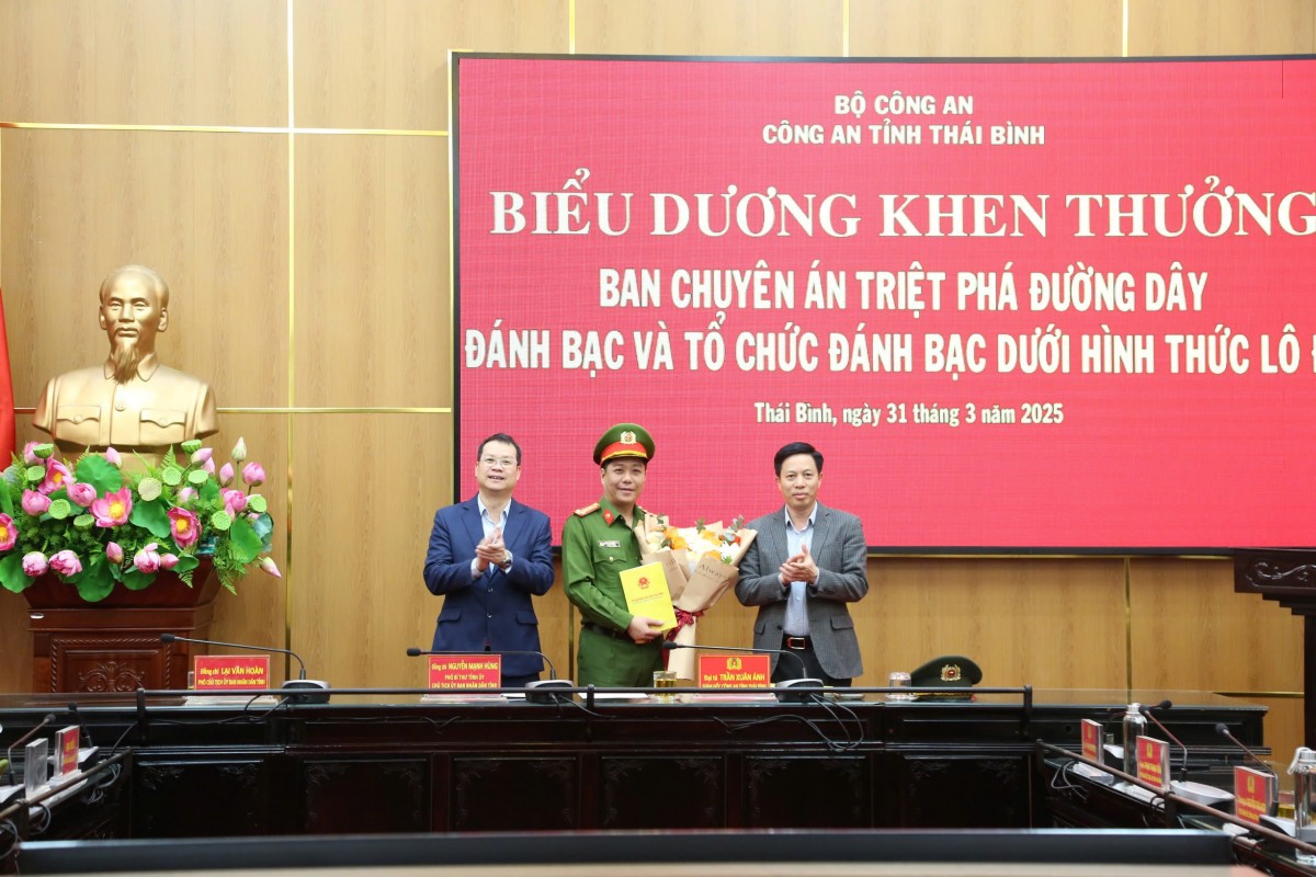 Lãnh đạo tỉnh Thái BÌnh tặng hoa chúc mừng Ban chuyên án. ẢNh: Trịnh Cường