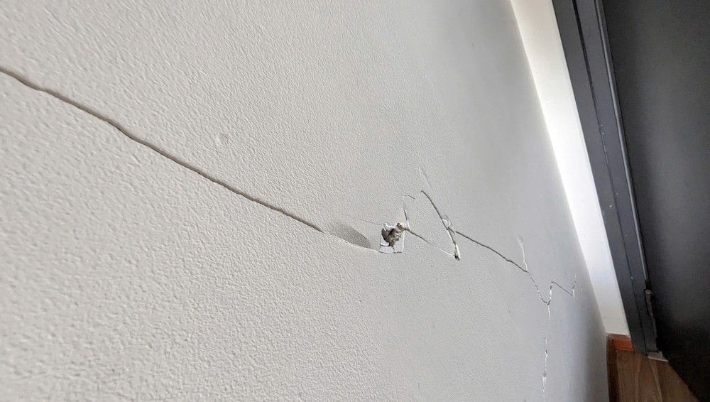 Vết nứt dài hơn 2m xuất hiện trên tường một căn hộ tại chung cư Diamond Riverside (Ảnh: A.T.). Vết nứt dài hơn 2m xuất hiện trên tường một căn hộ tại chung cư Diamond Riverside (Ảnh: A.T.).