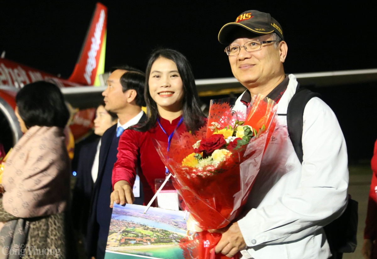 Tặng hoa và quà lưu niệm cho hành khách