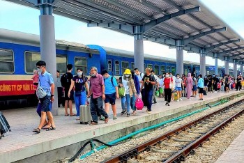 Giá vé tàu, máy bay dịp lễ tăng cao vẫn hết sớm