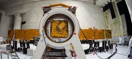 Vệ tinh Sentinel-1A của Cơ quan Vũ trụ Châu Âu (ESA), sử dụng công nghệ radar khẩu độ tổng hợp (SAR) để quan sát bề mặt Trái Đất. Ảnh minh họa