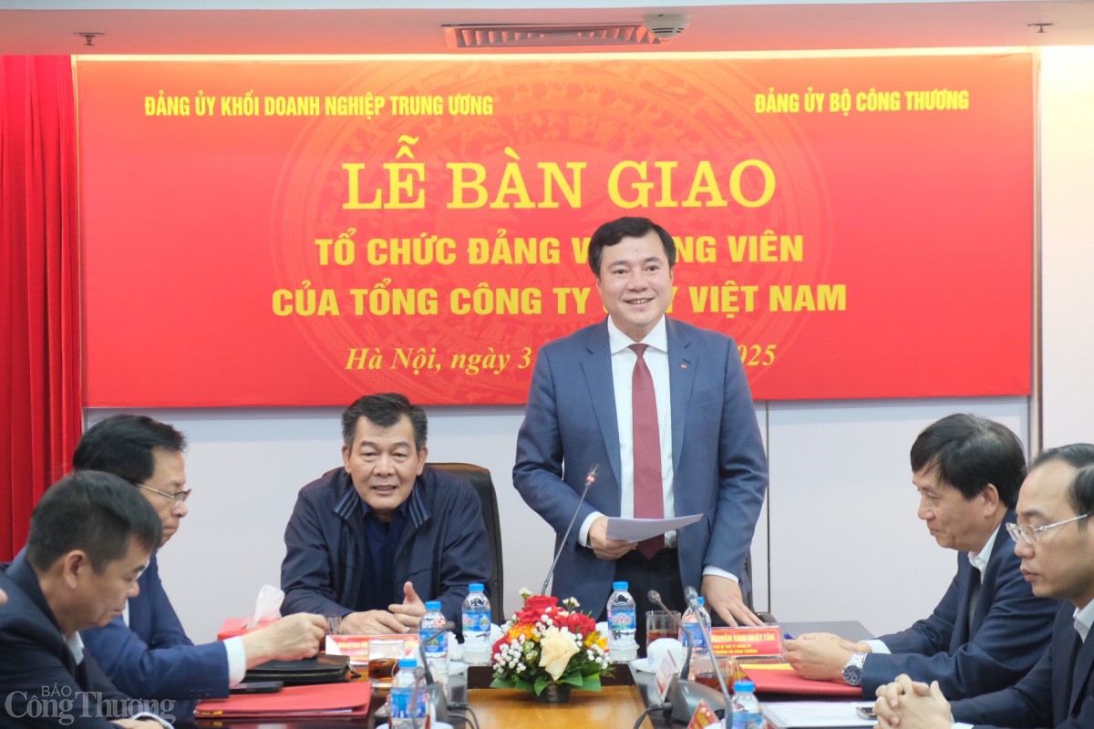 Thứ trưởng Nguyễn Sinh Nhật Tân phát biểu tại hội nghị.  Thứ trưởng Nguyễn Sinh Nhật Tân phát biểu tại hội nghị.