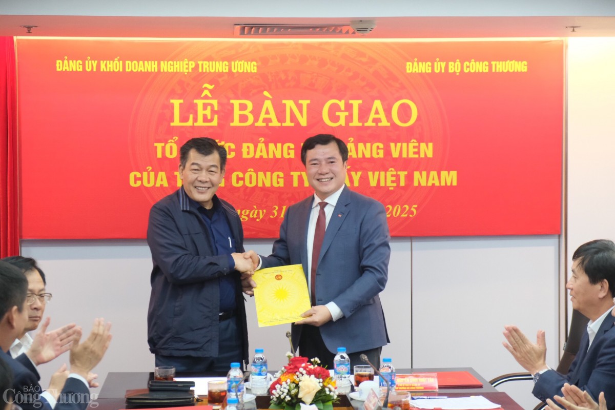 đồng chí Nguyễn Đức Phong, Phó Bí thư Thường trực, điều hành Đảng bộ khối doanh nghiệp Trung ương; đồng chí Nguyễn Sinh Nhật Tân, Phó Bí thư Thường trực Đảng ủy Bộ, Thứ trưởng Bộ Công Thương đồng chí Nguyễn Đức Phong, Phó Bí thư Thường trực, điều hành Đảng bộ khối doanh nghiệp Trung ương; đồng chí Nguyễn Sinh Nhật Tân, Phó Bí thư Thường trực Đảng ủy Bộ, Thứ trưởng Bộ Công Thương