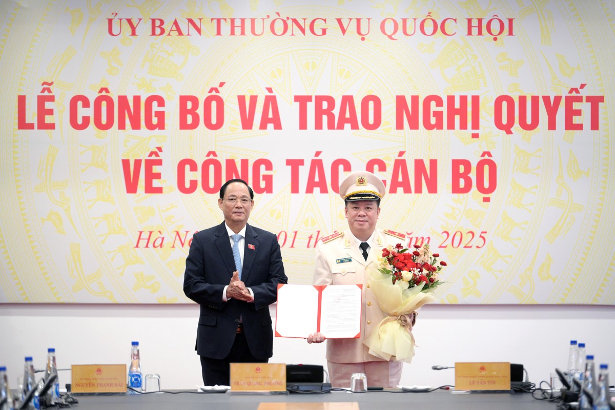 Ủy viên Trung ương Đảng, Phó Chủ tịch Quốc hội, Thượng tướng Trần Quang Phương trao Nghị quyết và tặng hoa chúc mừng Phó Chủ nhiệm Ủy ban Quốc phòng, An ninh và Đối ngoại Nguyễn Quốc Hùng Ủy viên Trung ương Đảng, Phó Chủ tịch Quốc hội, Thượng tướng Trần Quang Phương trao Nghị quyết và tặng hoa chúc mừng Phó Chủ nhiệm Ủy ban Quốc phòng, An ninh và Đối ngoại Nguyễn Quốc Hùng