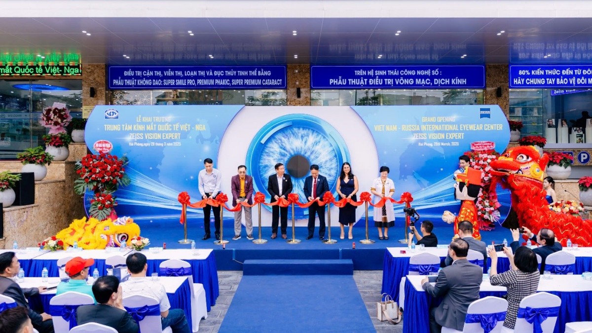 Cắt băng khai trương Trung tâm kính mắt Cắt băng khai trương Trung tâm kính mắt