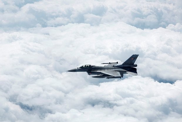 Máy bay chiến đấu F-16 sắp đụng độ Su-30