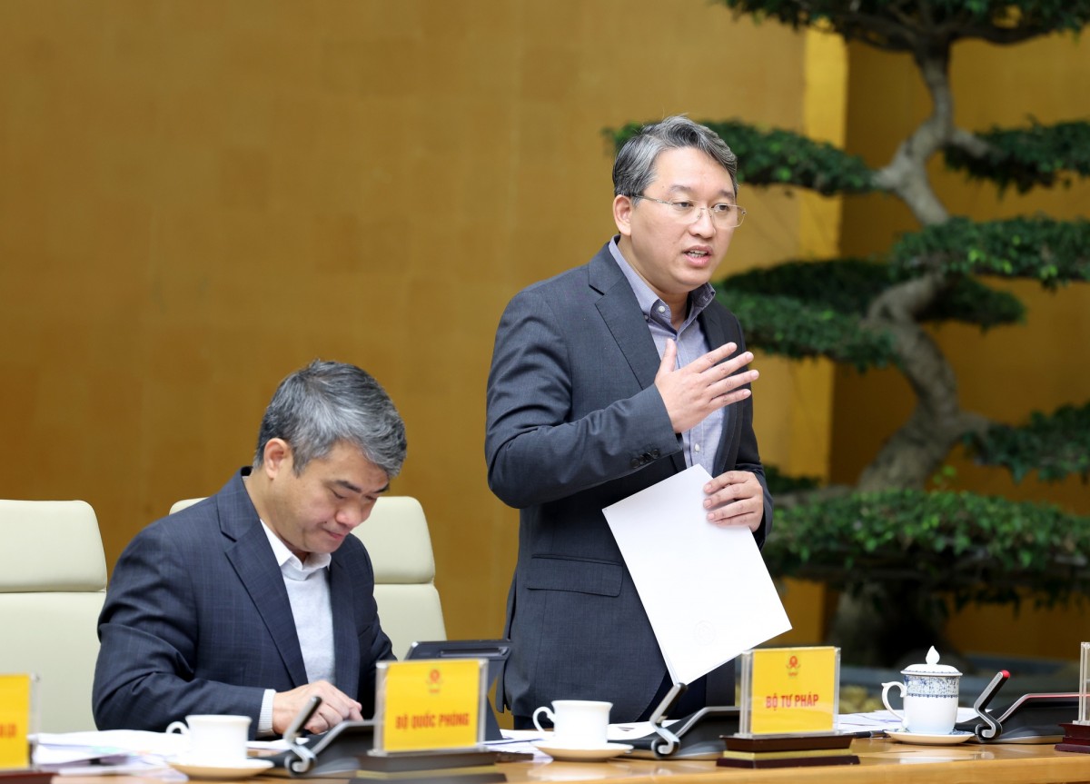 Bộ trưởng Bộ Tư pháp Nguyễn Hải Ninh phát biểu tại phiên họp sáng nay. Ảnh: Đức Tuân