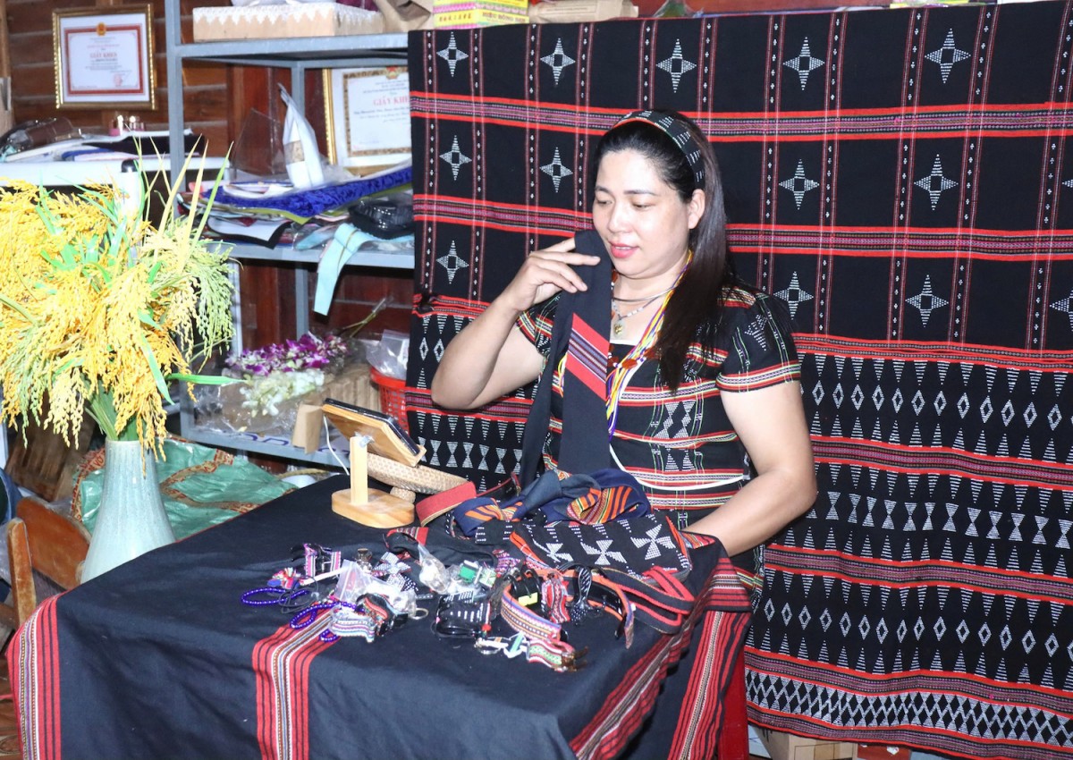 chị Lê Thị Lai (thôn Agrồng, xã Atiêng, huyện Tây Giang) livestream bán hàng thổ cẩm của đồng bà Cơ Tu