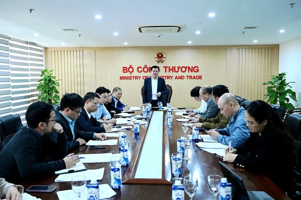 Bộ trưởng Bộ Công Thương Nguyễn Hồng Diên chủ trì cuộc họp lần thứ nhất Ban soạn thảo, Tổ biên tập Nghị định về kiểm soát thương mại chiến lược Bộ trưởng Bộ Công Thương Nguyễn Hồng Diên chủ trì cuộc họp lần thứ nhất Ban soạn thảo, Tổ biên tập Nghị định về kiểm soát thương mại chiến lược