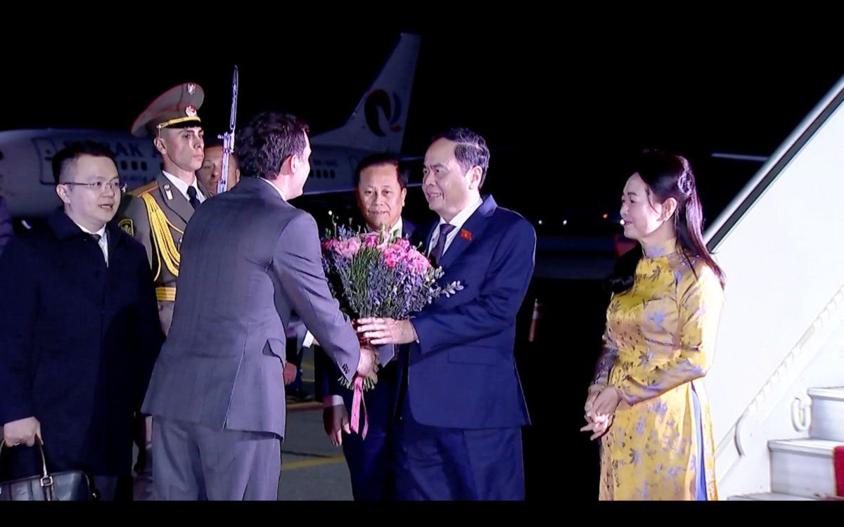 Phó Chủ tịch Quốc hội Armenia Hakob Arshakyan chào mừng Chủ tịch Quốc hội Trần Thanh Mẫn và Phu nhân Nguyễn Thị Thanh Nga tại sân bay Yerevan Phó Chủ tịch Quốc hội Armenia Hakob Arshakyan chào mừng Chủ tịch Quốc hội Trần Thanh Mẫn và Phu nhân Nguyễn Thị Thanh Nga tại sân bay Yerevan