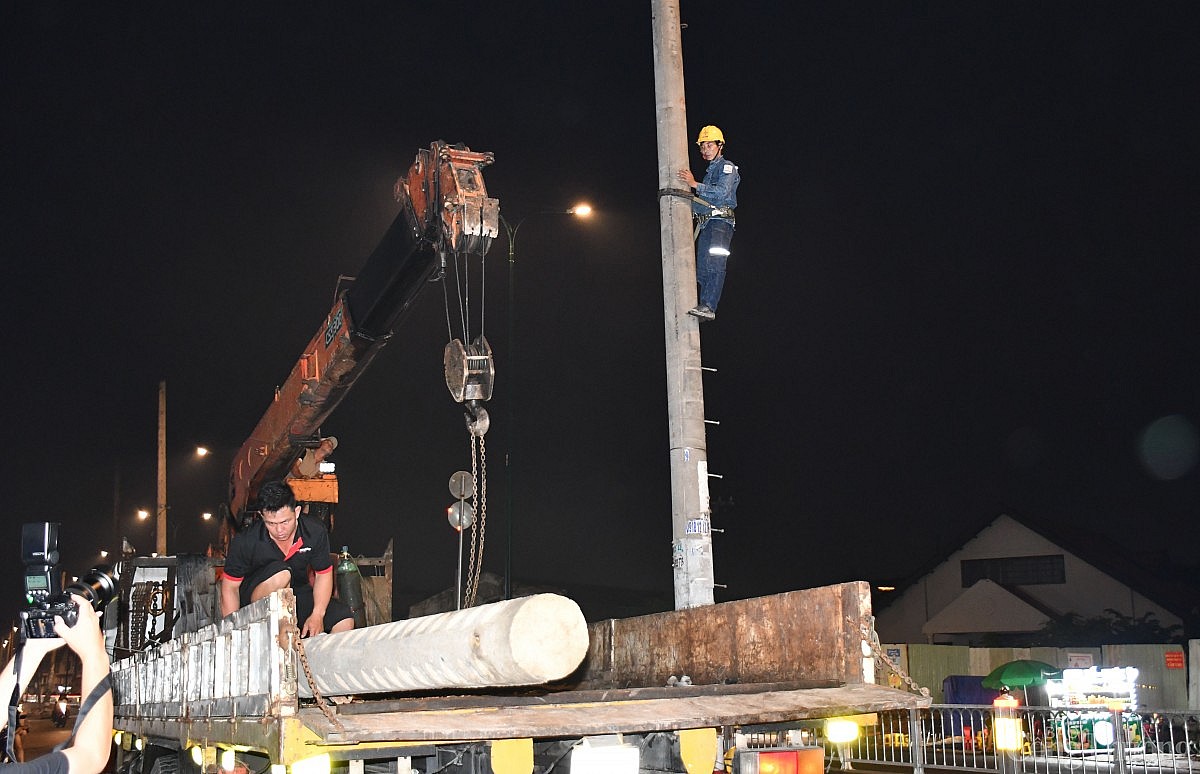 Xuyên đêm thu hồi trụ điện dự án đường Dương Quảng Hàm
