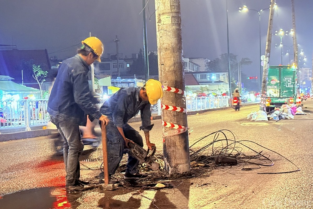 Xuyên đêm thu hồi trụ điện dự án đường Dương Quảng Hàm