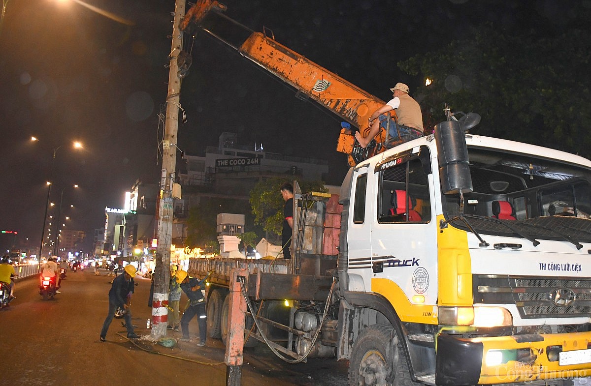 Xuyên đêm thu hồi trụ điện dự án đường Dương Quảng Hàm