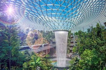 Sự ra đời của Jewel Changi với thác nước trong nhà cao 40 mét, khu vườn nhiệt đới và nhiều tiện ích giải trí đã biến sân bay thành điểm đến du lịch hấp dẫn. Ảnh minh họa