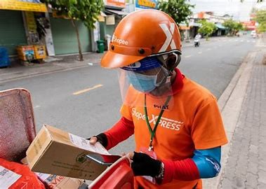 Shopee đã hợp tác với nhiều đối tác logistics bên thứ ba như Giao Hàng Nhanh (GHTK), Ninja Van và BEST Express để mở rộng mạng lưới vận chuyển. Ảnh minh họa Shopee đã hợp tác với nhiều đối tác logistics bên thứ ba như Giao Hàng Nhanh (GHTK), Ninja Van và BEST Express để mở rộng mạng lưới vận chuyển. Ảnh minh họa