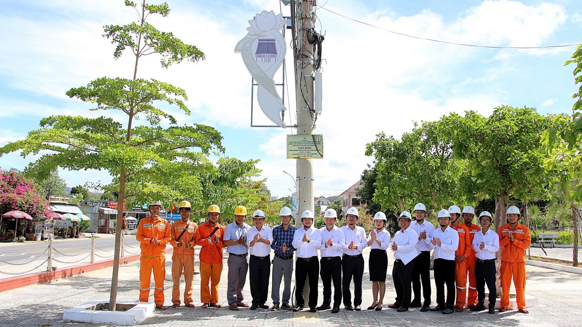 Gắn biển công trình chào mừng kỷ niệm 50 năm thành lập Tổng công ty Điện lực miền Trung (Ảnh: PC Kon Tum)