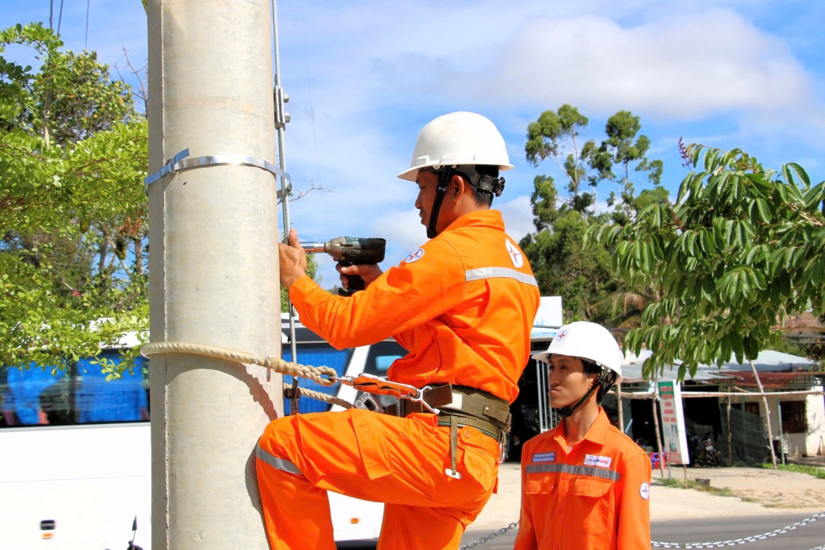 Công trình “Lắp đặt dây chống sét trên các đường dây trung áp khu vực huyện Kon Rẫy, Kon Plong tỉnh Kon Tum năm 2025” (Ảnh: PC Kon Tum)