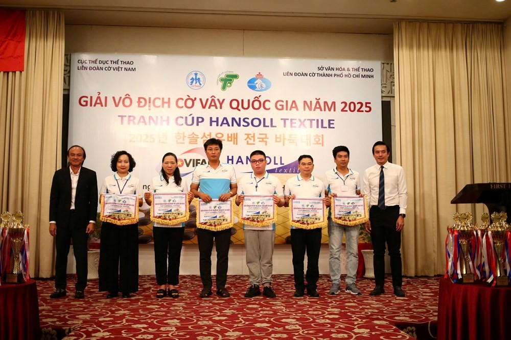 Ban tổ chức tặng cờ lưu niệm cho các đơn vị tham dự giải. Ban tổ chức tặng cờ lưu niệm cho các đơn vị tham dự giải.