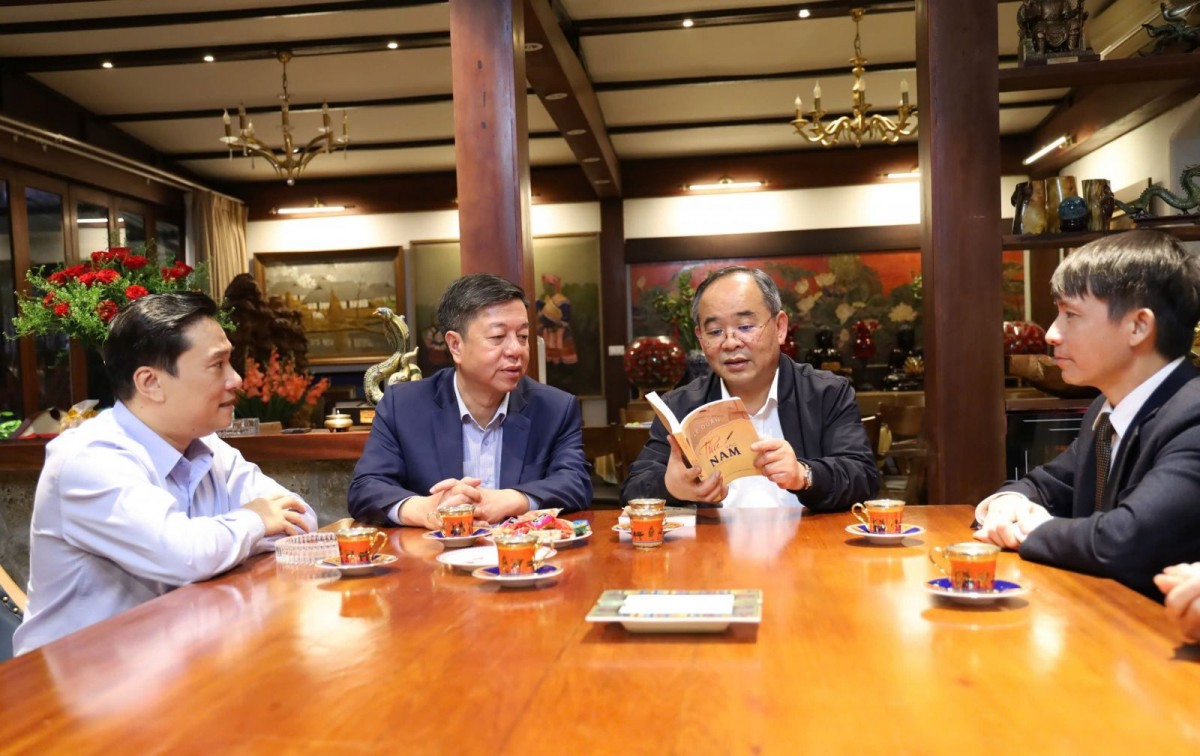 lãnh đạo Nhà xuất bản Chính trị quốc gia Sự thật chia sẻ quá trình biên tập, xuất bản cuốn sách “Thư vào Nam” với đồng chí Lê Khánh Hải, Ủy viên Trung ương Đảng, Chủ nhiệm Văn phòng Chủ tịch nước. lãnh đạo Nhà xuất bản Chính trị quốc gia Sự thật chia sẻ quá trình biên tập, xuất bản cuốn sách “Thư vào Nam” với đồng chí Lê Khánh Hải, Ủy viên Trung ương Đảng, Chủ nhiệm Văn phòng Chủ tịch nước.