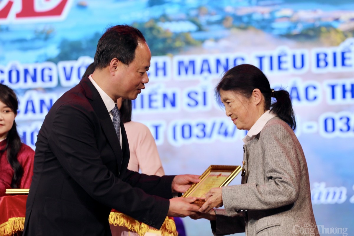 Đà Lạt tôn vinh 50 gia đình có công cách mạng Đà Lạt tôn vinh 50 gia đình có công cách mạng