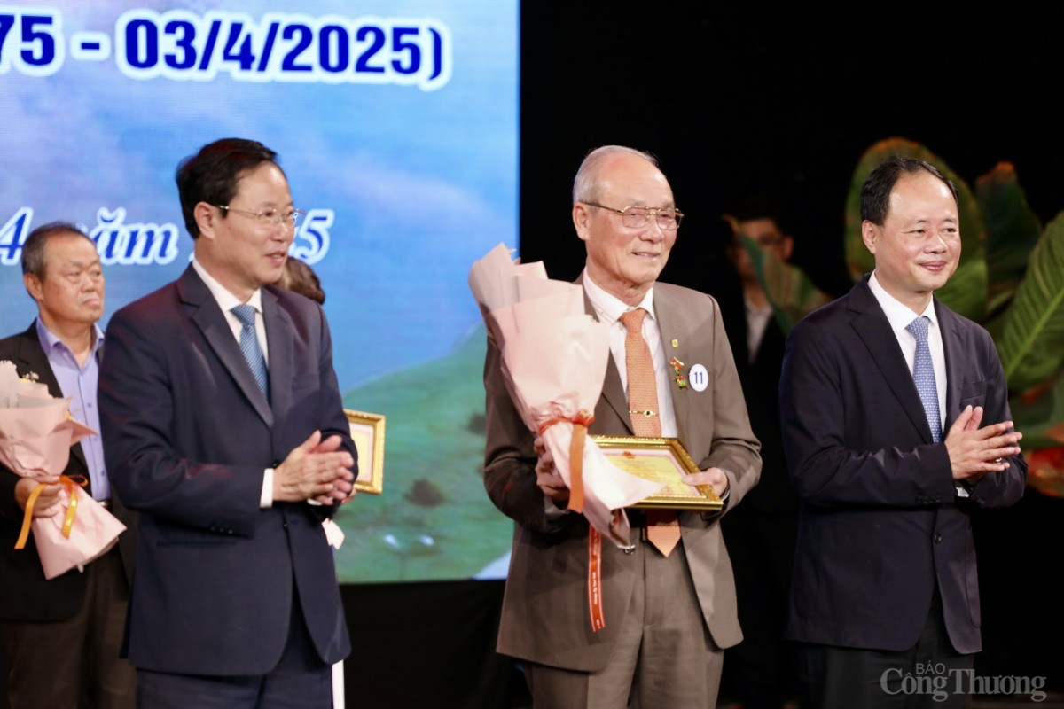 Đà Lạt tôn vinh 50 gia đình có công cách mạng Đà Lạt tôn vinh 50 gia đình có công cách mạng