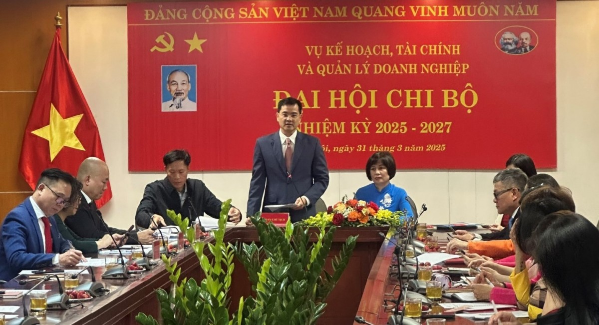 Đồng chí Bùy Huy Sơn - Bí thư Chi bộ, Vụ trưởng Vụ Kế hoạch, Tài chính và Quản lý doanh nghiệp Đồng chí Bùy Huy Sơn - Bí thư Chi bộ, Vụ trưởng Vụ Kế hoạch, Tài chính và Quản lý doanh nghiệp