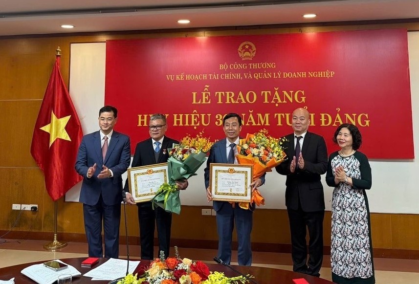 Đồng chí Đỗ Văn Côi và đồng chí Dương Văn Huyên vinh dự được nhận Huy hiệu 30 năm tuổi đảng Đồng chí Đỗ Văn Côi và đồng chí Dương Văn Huyên vinh dự được nhận Huy hiệu 30 năm tuổi đảng