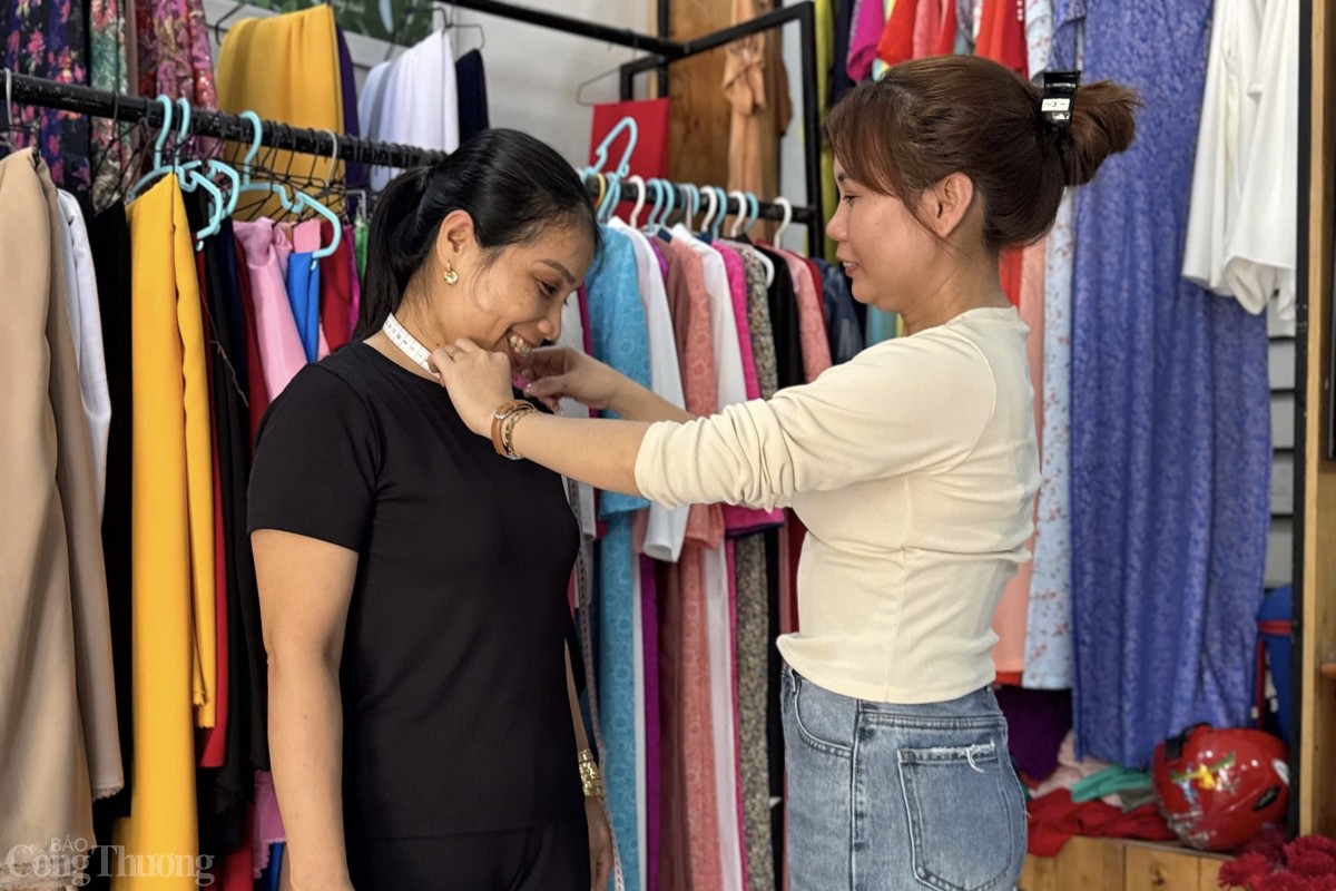 undefined Dù luôn bận rộn với tiệm may áo dài nhưng chị Phạm Thị Minh Thư (áo trắng) luôn tâm huyết với gian hàng 0 đồng, quyết tâm lan tỏa yêu thương đến nhiều người khó khăn trên địa bàn tỉnh.