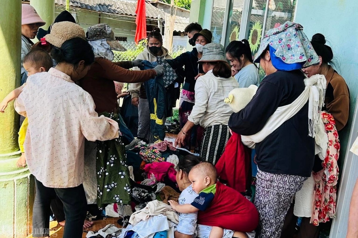 undefined Bên cạnh gian hàng 0 đồng, nhóm Thiện Nguyện Từ Tâm còn tổ chức nhiều chuyến thiện nguyện mang áo quần tặng bà con khu vực miền núi.