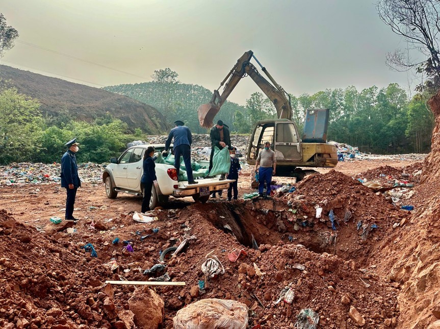 Lạng Sơn tiêu hủy 1,3 tấn chân gà không rõ nguồn gốc