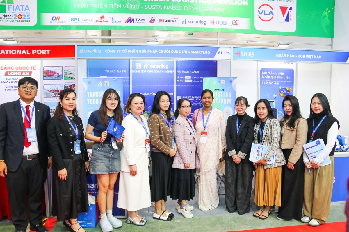 Khách tham quan gian hàng Cảng Quốc tế Long An tại Vietnam Expo 2025 (Trung tâm Triển lãm Quốc tế I.C.E, Số 91 Trần Hưng Đạo, Hà Nội)