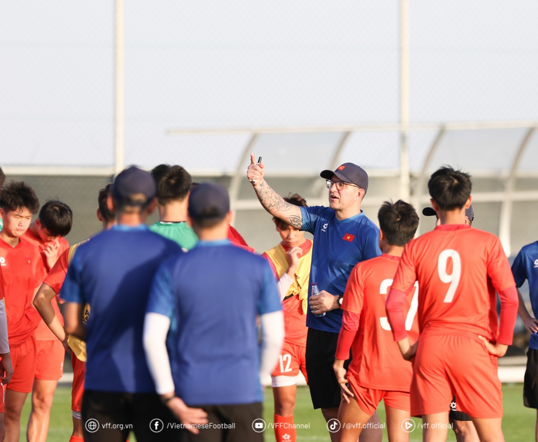 HLV Cristiano Roland hoàn tất công tác nhân sự đội tuyển U17 Việt Nam trước trận ra quân gặp U17 Australia. Ảnh: VFF