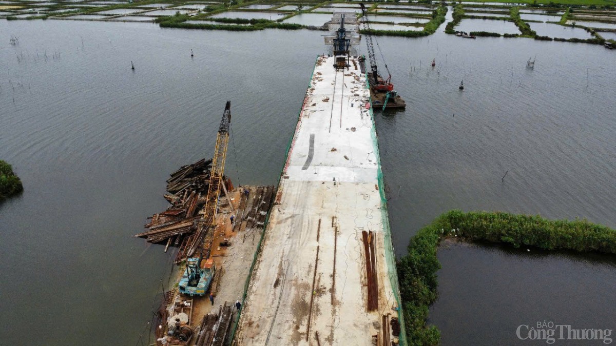 Cầu Trường Giang đến nay phần hạ bộ đã thi công xong; phần thượng bộ đã lao lắp và đổ bê-tông mặt cầu được 4/8 nhịp, đang thi công lao dầm nhịp 5 Cầu Trường Giang đến nay phần hạ bộ đã thi công xong; phần thượng bộ đã lao lắp và đổ bê-tông mặt cầu được 4/8 nhịp, đang thi công lao dầm nhịp 5